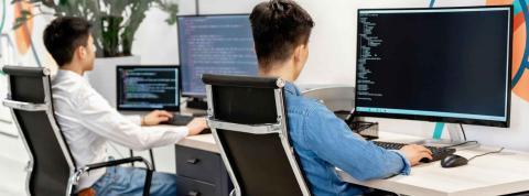 Trabajadores programando con el ordenador