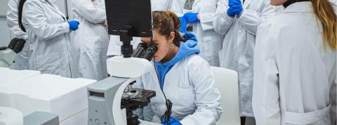 Alumnos de iFP en un laboratorio científico