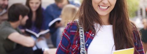 Estudiante sonriendo después de haberse matriculado en iFP