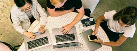 Estudiantes realizando un análisis benchamarking para un proyecto del curso