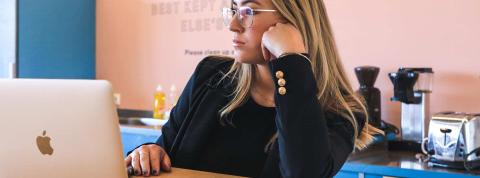 Chica joven buscando trabajo en el ordenador sin experiencia laboral