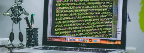 Ordenador con código