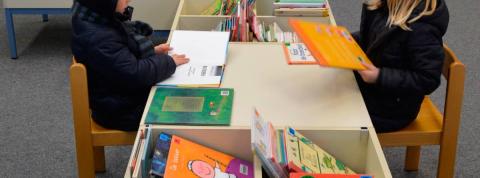 Dos niños en clase de educación infantil