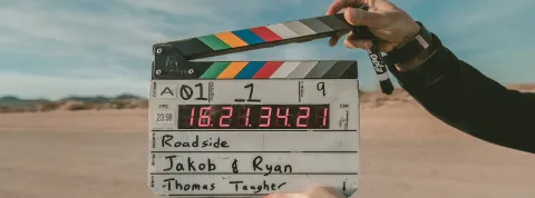 Claqueta para grabar una película en el desierto