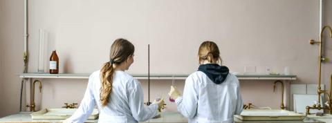 Estudiantes trabajando en un laboratorio químico