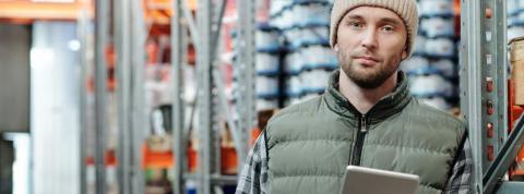 Técnico en logística gestiona comercio internacional en un centro de distribución