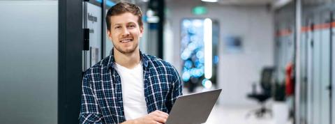 Desarrollador con portátil, trabajando en aplicaciones multiplataforma