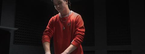 DJ trabajando en el estudio