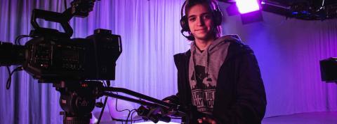 Operador de cámara graba un proyecto audiovisual