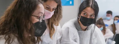 Estudiantes de la salud haciendo prácticas