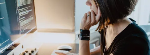 Una alumna aprende los lenguajes de programación mas usados.
