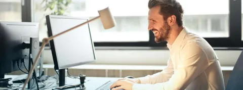 Consultor de marketing se beneficia del programmatic advertising al crear sus anuncios digitales.