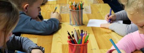 Niños de educacional infantil en clase