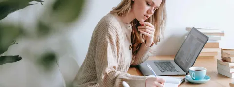 Chica estudia formación desde su casa