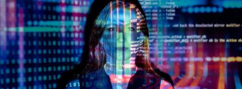 Una analista de datos rodeada de código.