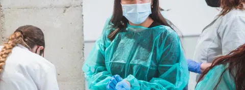 Auxiliar de geriatría asistiendo a personas mayores y ancianos