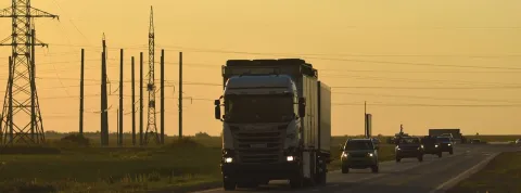 Fila de vehículos en una carretera