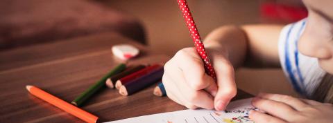 Una niña de educación infantil en clase