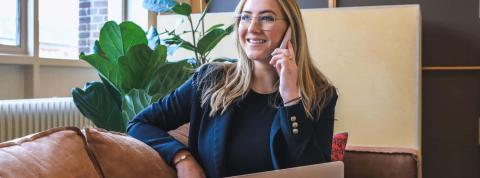 Un mujer al teléfono en una entrevista de trabajo