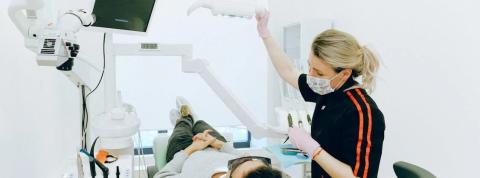 Dentista revisando chico