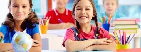 Alumnos felices en clase de educación infantil