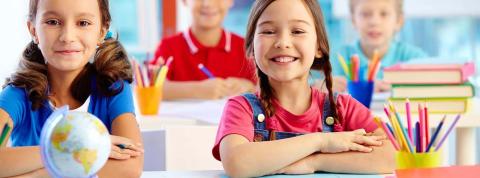 Alumnos felices en clase de educación infantil 