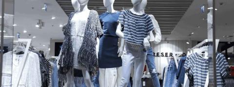 Un escaparate demuestra su buena colocación, organización y coherencia con maniquíes vestidos de azul y con estilo.