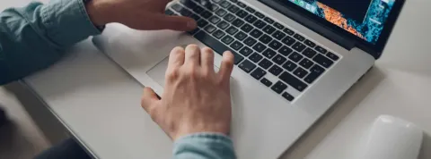 Alumno de iFP estudiando online