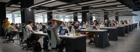 Alumnos estudiando una FP Dual en una oficina diáfana.