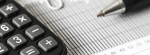 Calculadora y bolígrafo de estudiante de Administración y Finanzas