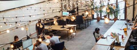 Alumnos estudiando los grados medios con mas salidas en una oficina diáfana.