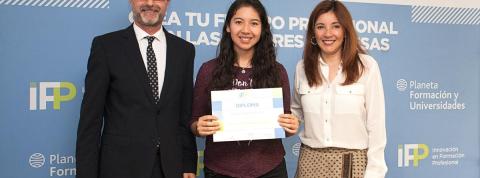 Madrina Catalina Rodríguez y miembro del equipo directivo de iFP presentan diploma a una alumna que se gradua. 