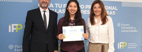 Madrina Catalina Rodríguez y miembro del equipo directivo de iFP presentan diploma a una alumna que se gradua.