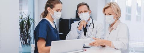 Trabajadores sanitarios en el hospital