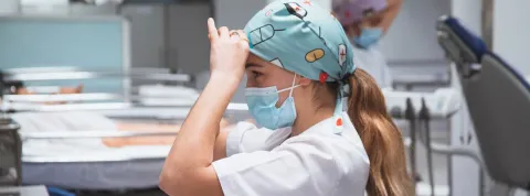 Estudiante de Farmacia y Parafarmacia haciendo prácticas