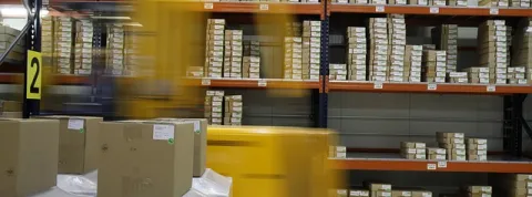 Centro de distribución con productos almacenados.