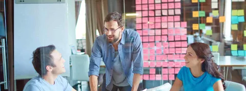Trabajadores en una oficina impulsan su creatividad e innovación con un Brainstorming o tormenta de ideas