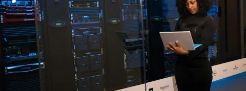 Mujer De Pie Mientras Lleva Portátil