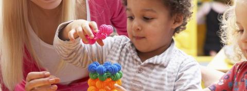 Maestra y niño jugando 