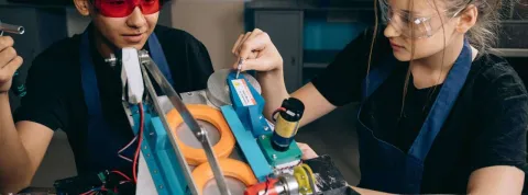 Un chico y una chica trabajando con gafas de protección para un proyecto de Inteligencia Artificial y Big Data