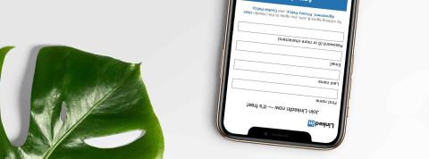 Imagen de un móvil con la aplicación de LinkedIn abierta