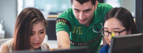 Administrativos trabajando en la oficina
