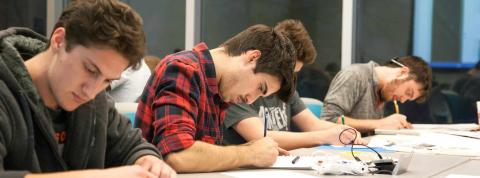 Estudiantes se examinan para obtener buenas notas y acceder a un ciclo de formación profesional.