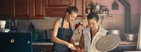 Dietista preparando la comida