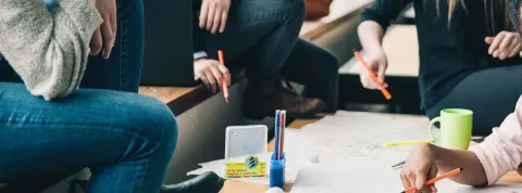 Estudiantes de FP haciendo un trabajo en grupo