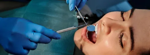 Profesional haciendo un tratamiento para la gingivitis y periodontitis
