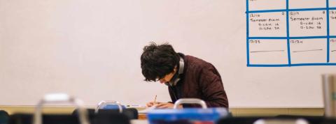 Joven estudiando en clase