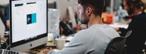 Empleado trabajando con el ordenador en la oficina