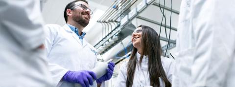 Técnicos Superiores de Laboratorio Clínico trabajando en un laboratorio