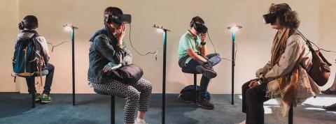 Realidad virtual y la realidad aumentada: participantes en una sala de exposiciones.